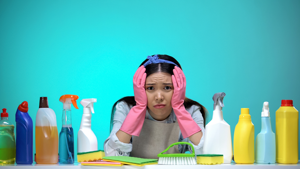 Confusedhousewifechoosingbetweendetergentseco Friendlycleaningchemicals